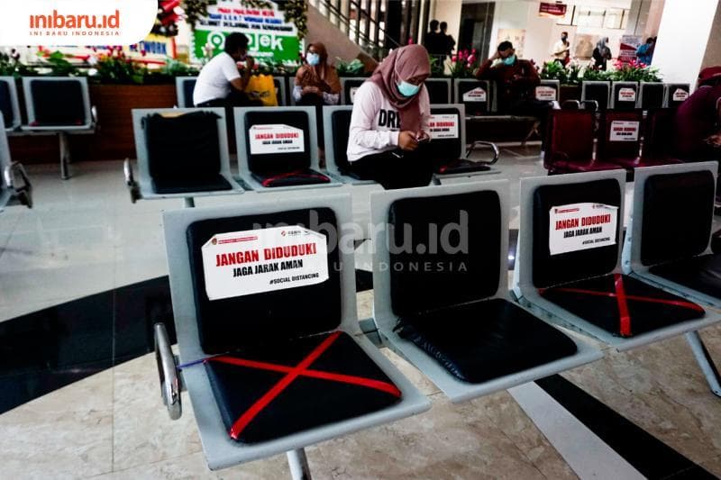 Nggak hanya jarak antar pasien yang harus diatur ketat, jarak kursi duduk di rumah sakit pun diatur sedemikian rupa agar semuanya terlindungi. (Inibaru.id/ Audrian F)