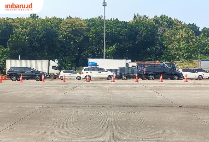Kendaraan roda empat dari arah Jakarta sedang mengantri masuk Gerbang Tol Kalikangkung Semarang. (Inibaru.id/ Fitroh Nurikhsan)