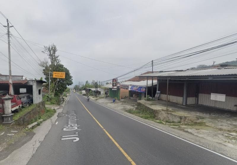 Turunan Kertek Wonosobo dengan jalur menurun selama lebih dari 4 kilometer dikenal sebagai jalur tengkorak rawan kecelakaan. (Google Street View).