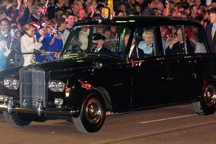 Mendiang Ratu Elizabeth dikenal sebagai kolektor Rolls-Royce. (Ekspress.uk via Kompas)