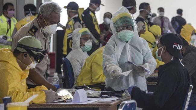 Mudik terbukti bisa menularkan virus corona ke orang lain. (AFP/Juni Kriswanto)