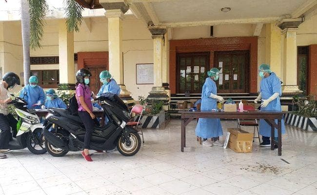 Pemeriksaan virus corona. (Radarbali.jawapos)