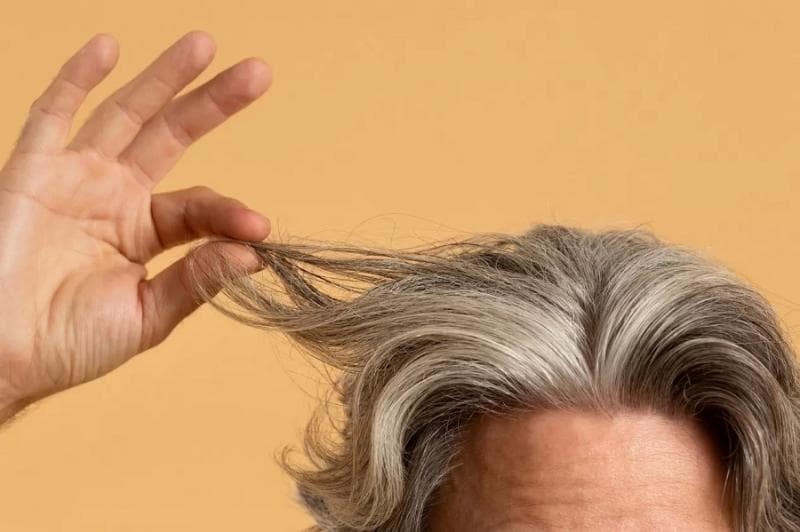 Jika dicabut, uban bakal terasa lebih gatal. (Freepik)