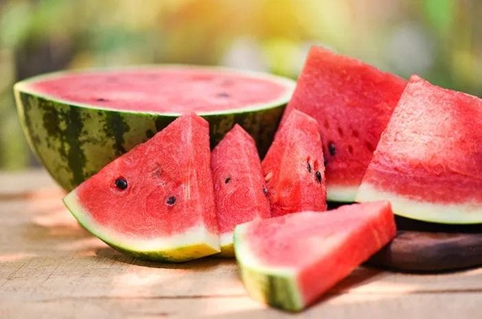 Semangka punya beberapa kandungan yang baik bagi tekanan darah. (halodoc)