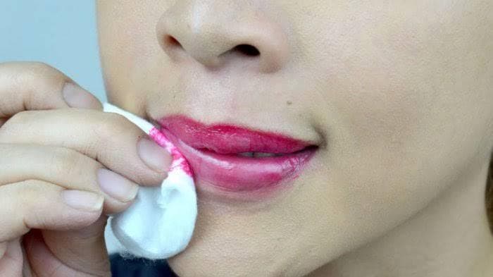 Sebaiknya hapus lipstik sebelum makan. (Tribunnews)