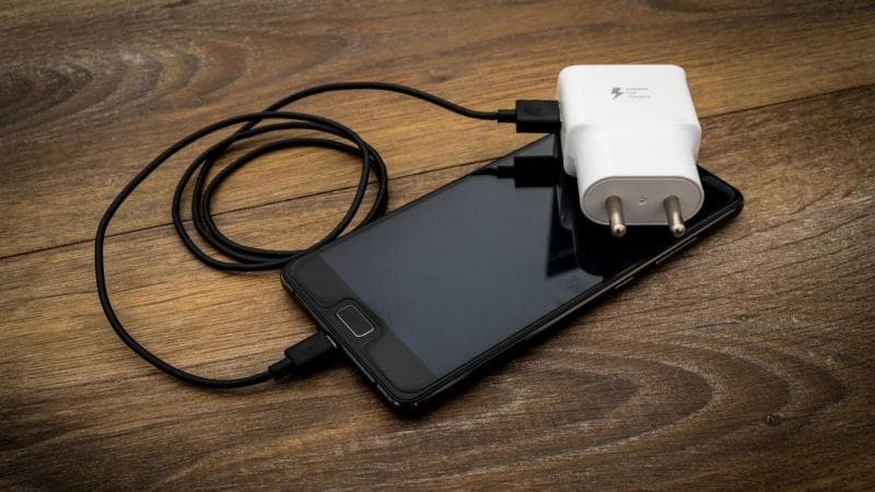 Tips Memilih Charger agar Baterai Ponsel Nggak Meledak