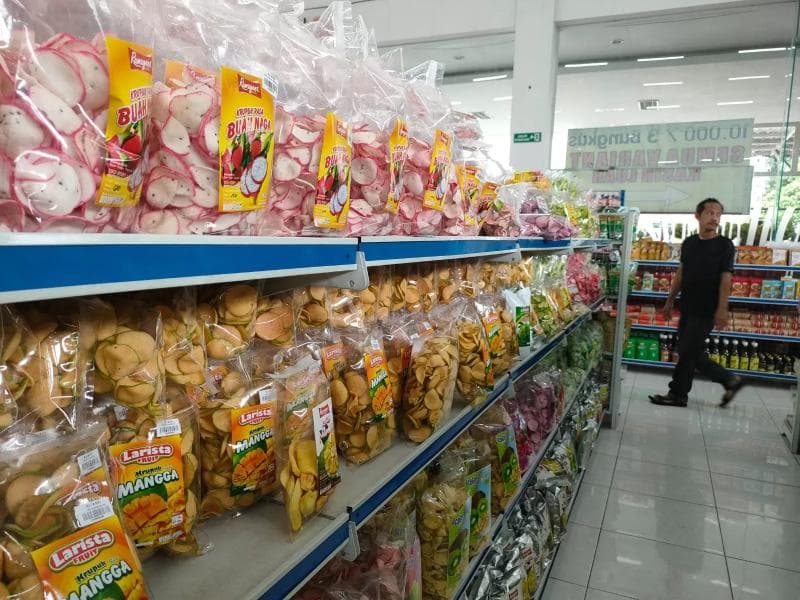 Jika buah tangan dalam bentuk makanan, jangan lupa untuk mengecek tanggal kadaluarsa. (Radarmalang/Syifa Dzahabiyyah)