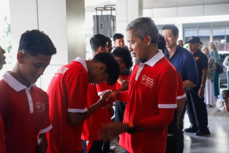 Sekda Jateng menyalami para kontingen. (Humas Pemprov Jateng)