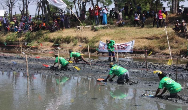 Tradisi ski lot awalnya berasal dari aktivitas nelayan di Pasuruan. (Pasuruankabmuseumjatim)