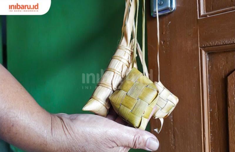 Jumlah ketupat dan lepet yang digantung di pintu boleh sesuka hati pemilik rumah. (Inibaru.id/ Rizki Arganingsih)