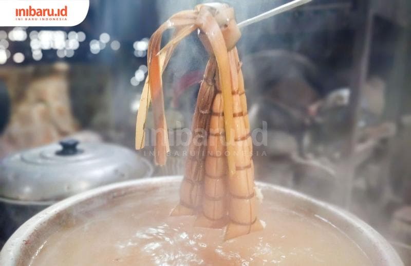 Lepet yang baru saja matang setelah direbus selama berjam-jam lamanya. (Inibaru.id/ Rizki Arganingsih)