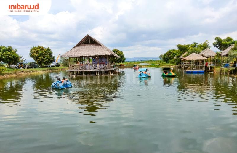 Selain perahu lomba, bebek air juga menjadi wahana yang diminati pengunjung, khususnya anak-anak. (Inibaru.id/ Alfia Ainun Nikmah)