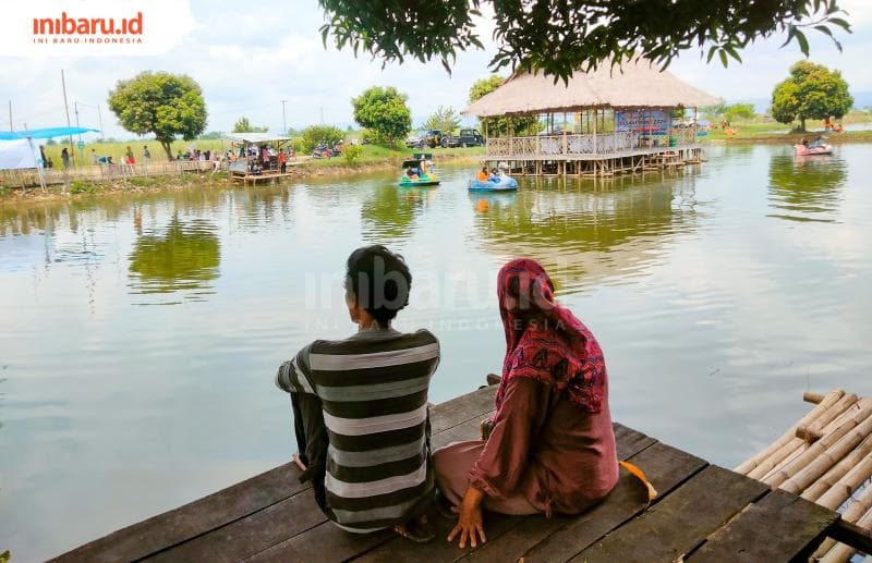 Sembari berteduh, pengunjung juga bisa menikmati suasana persawahan yang membentang luas. (Inibaru.id/ Alfia Ainun Nikmah)