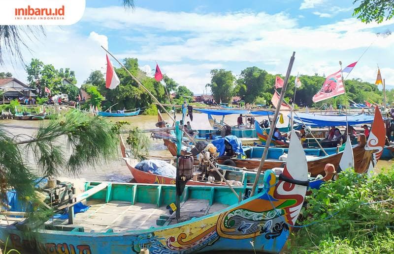 Jajaran perahu yang siap mengangkut pengunjung Lomban Tayu. (Inibaru.id/ Rizki Arganingsih)