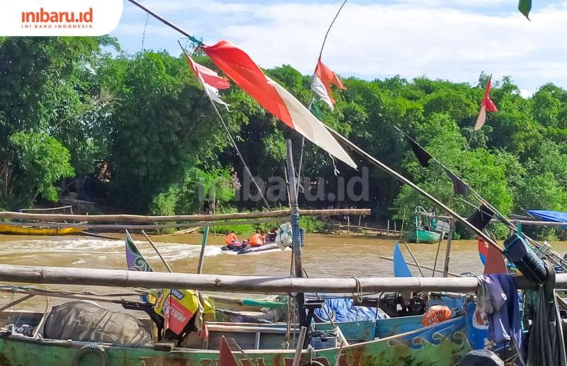 Serunya naik perahu di sepanjang Sungai Tayu.&nbsp;(Inibaru.id/ Rizki Arganingsih)