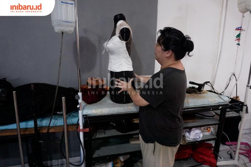 Bebe Stevia mengkoordinir pembuatan masker teman-temannya. (Inibaru.id/ Audrian F)<br>