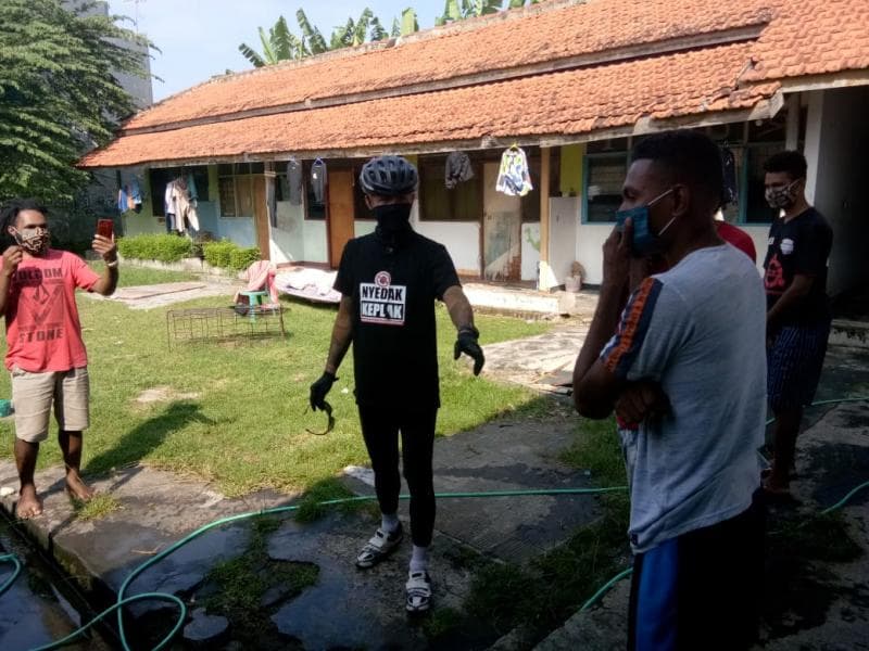 Mahasiswa Papua dan Ganjar Pranowo saling bersenda gurau. (Doc. Pemprov)<br>