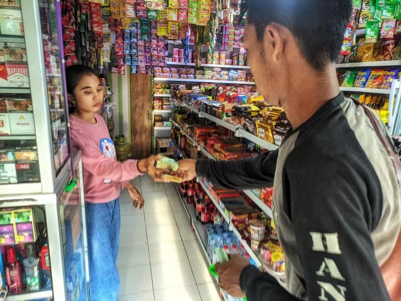 Warung madura mampu membantu masyarakat kecil dalam memenuhi kebutuhannya. (Flikr)