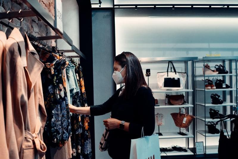 Jangan Salah Pilih! Ini Warna Baju yang Bisa Membuat Kamu Terlihat Lebih Tua