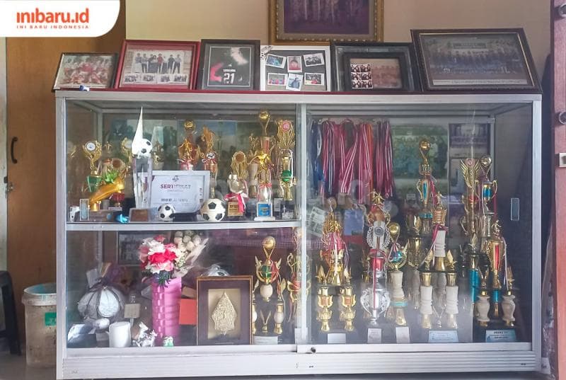 Koleksi berbagai penghargaan yang diterima Ernando Ari Sutaryadi di rumahnya. (Inubaru.id/ Fitroh Nurikhsan)