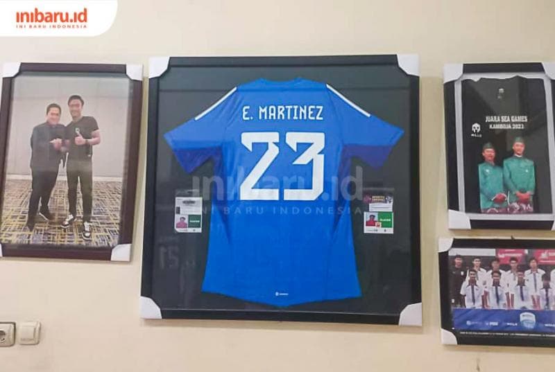 Jersey kiper Timnas Argentina turut dipajang di ruangan rumah Ernando Ari Sutaryadi. (Inibaru.id/ Fitroh Nurikhsan)