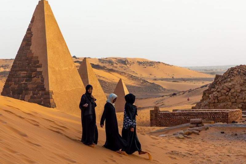 Banyak piramida di Sudan yang pembangunannya terinspirasi dari piramida Mesir. (Dailysabah/Getty Images)
