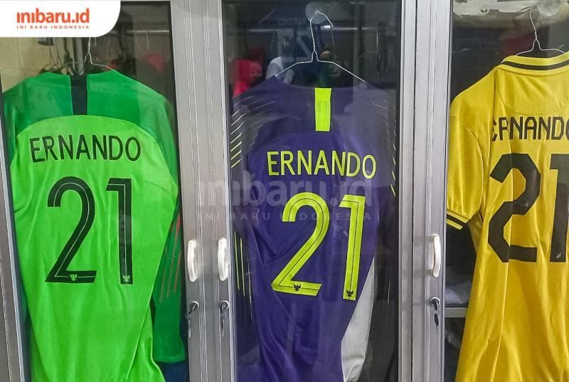 Berbagai jersey yang pernah dikenakan Ernando Ari Sutaryadi sebagai penjaga gawang. (Inibaru.id/ Fitroh Nurikhsan)