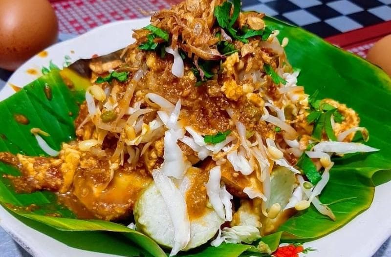 Nasi lontong tahu khas Kudus. (FB/Rifai Ahmad)