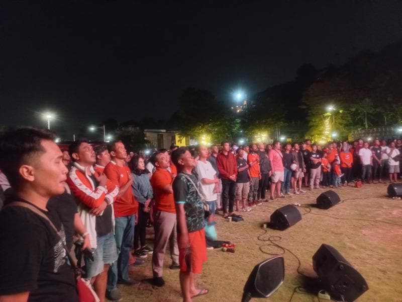 Para penonton ikut berdiri ketika laga Indonesia Raya berkumadang di layar televisi. (Inibaru.id/ Fitroh Nurikhsan)