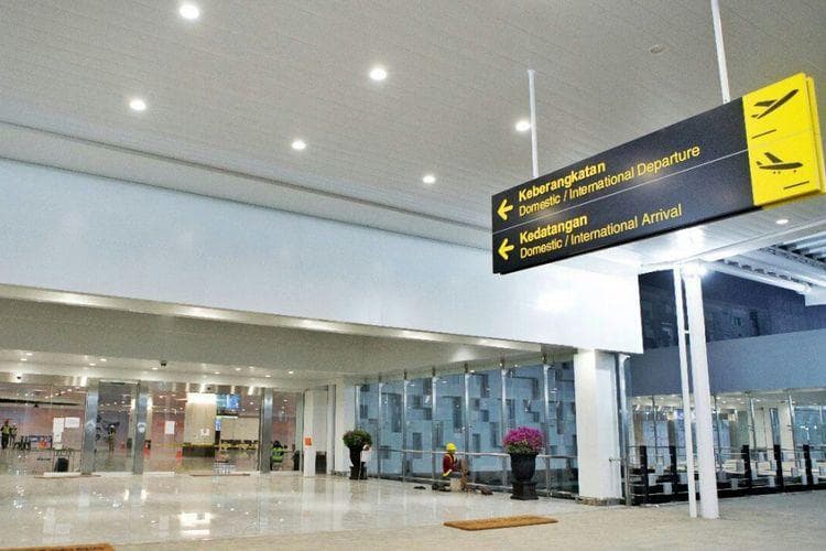 Bandara yang kehilangan status internasional bukan berarti nggak menerima turis luar negeri. (Kompas)