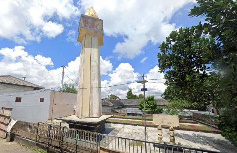 Dulu, di Tugu Joko Songo terdapat makam para pejuang yang gugur melawan penjajah. (Google Street View)