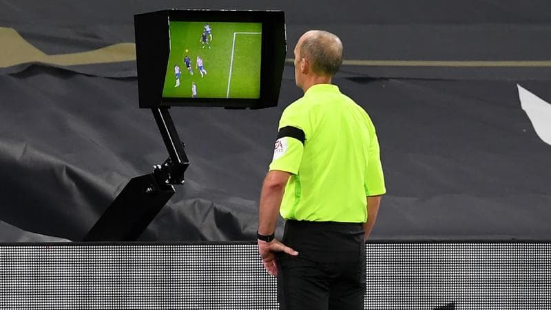 VAR merupakan sistem wasit asisten video yang digunakan untuk membantu wasit utama dalam mengambil keputusan akurat di lapangan. (AFP/Neil Hall/Pool)