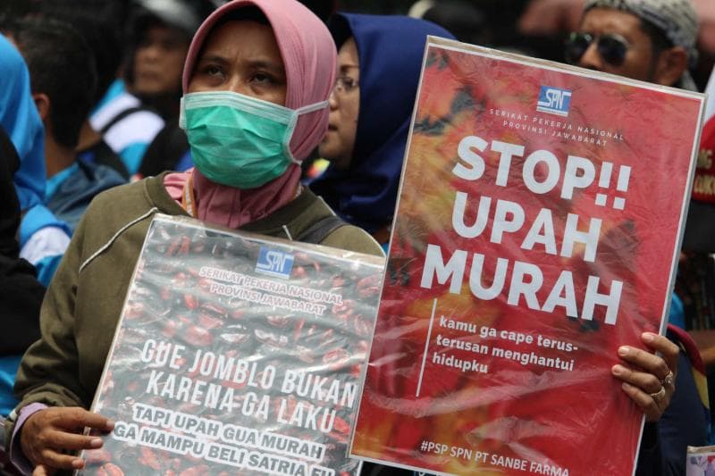 Gara-gara gaji pekerja masih kecil di Indonesia, banyak buruh nggak bsia beli rumah. (Bongkah.id)