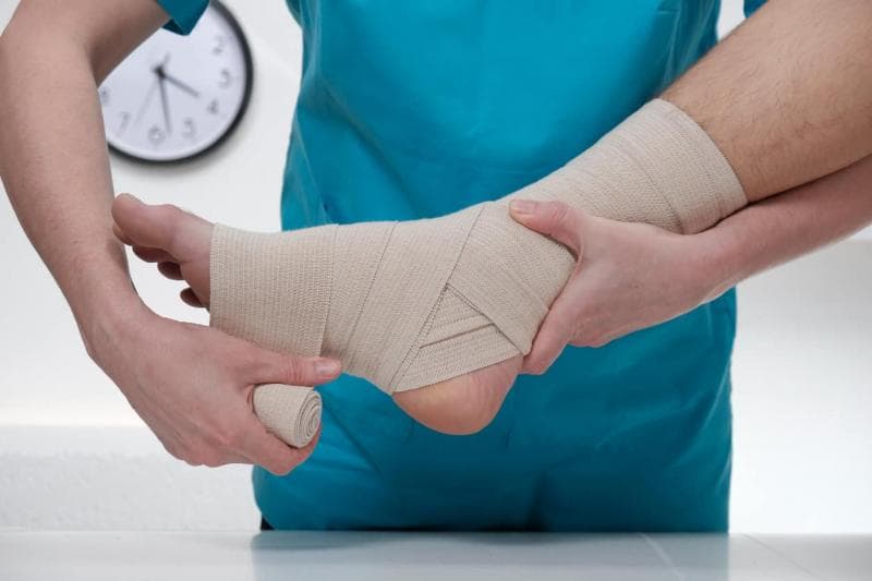 Menutup luka atau bagian yang cedera dengan kain elastis dapat membantu titik cedera nggak berubah posisi. (Istimewa)