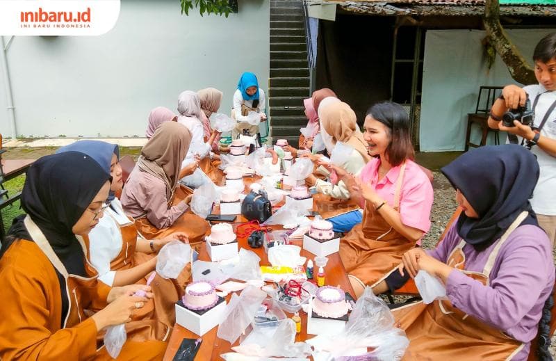 Dengan penuh suka cita, para peserta menghias kue di acara Creative Activity bersama Enya Cakes. (Inibaru.id/ Alfia Ainun Nikmah)