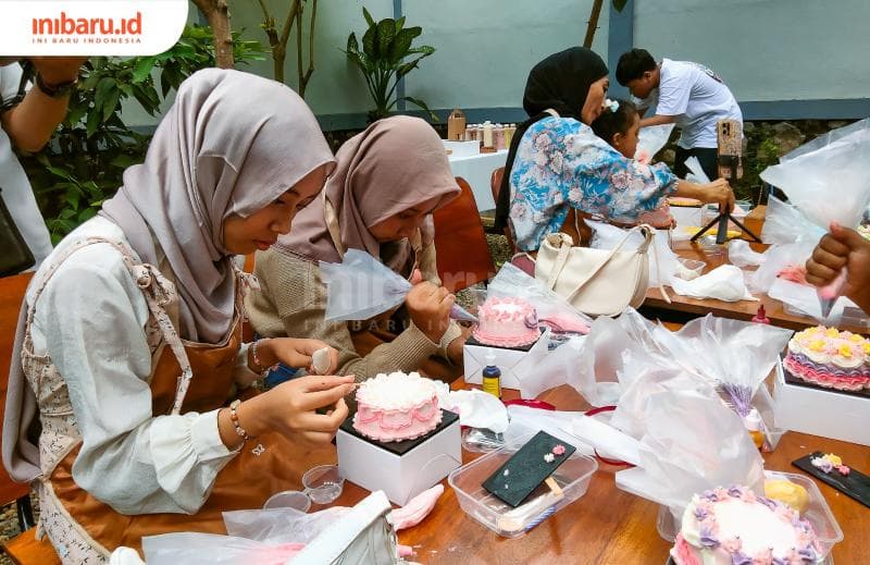Ekspresi serius&nbsp; para peserta Creative Activity bersama Enya Cakes menghias kue agar tampak semolek mungkin. (Inibaru.id/&nbsp;Alfia Ainun Nikmah)