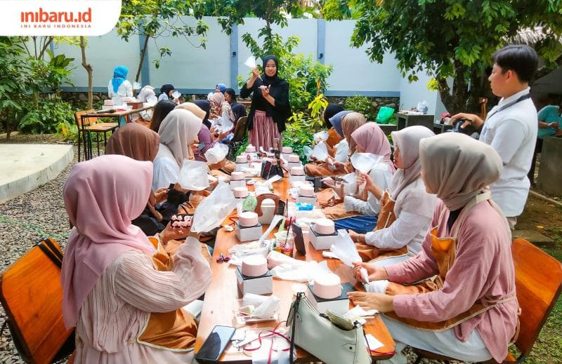 Owner Enya Cakes Jihan Fachrida memberikan instruksi gimana cara menghias kue dengan benar. (Inibaru.id/ Alfia Ainun Nikmah)