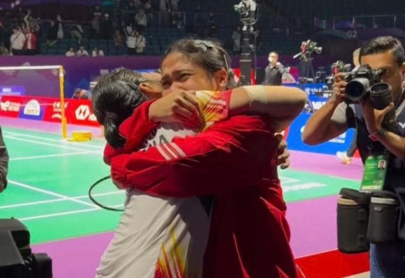 Tunggal putri Georgia Mariska Tunjung memeluk Ester Nurumi Tri Wardoyo usai memastikan Tim Uber Indonesia menang 3-0 atas Thailand dan masuk babak semifinal. (Twitter/haloakukejora)