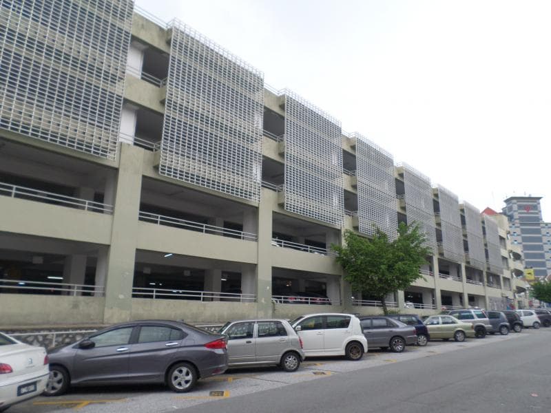 Tips Parkir Mobil di Jalan Miring agar Nggak Menggelinding