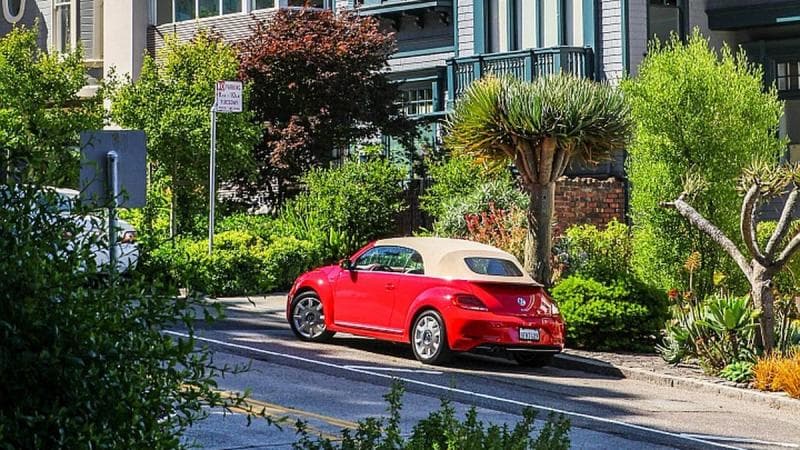 Rem tangan dan transmisi mobil bisa kamu pakai saat parkir di jalan miring. (Unsplash/Arnaud Steckle)