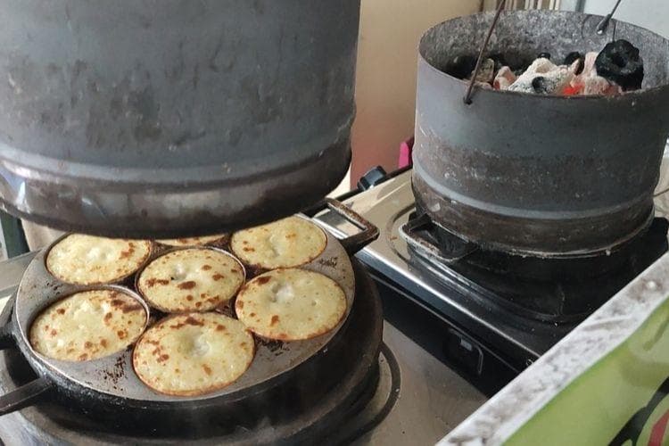 Kue lumpur bakar khas Cirebon. (Kompas/M. Syahri Romdhon)