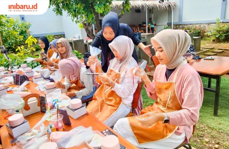 Keseriusan peserta kelas dekorasi kue di&nbsp;Fala Coffee &amp; Garden, Desa Purworejo, Kecamatan Bae, Kudus.&nbsp;(Inibaru.id/ Alfia Ainun Nikmah)