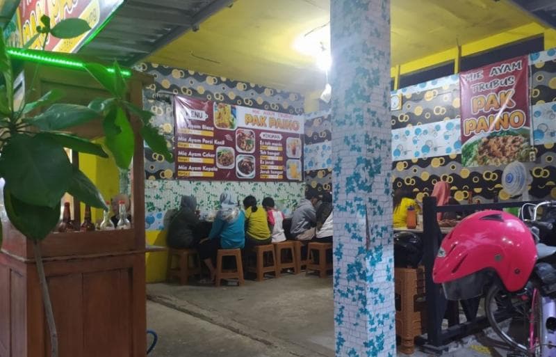 Warung Mi Ayam Pak Paino di Kebumen selalu dijejali pembeli. (Googleuser/Mie Ayam Pak Paino)