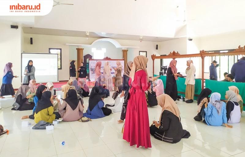 Para peserta berkumpul di dalam masjid kampus IPMAFA untuk mengikuti kegiatan diskusi bersama dosen filsafat Fahruddin Faiz.&nbsp;(Inibaru.id/ Rizki Arganingsih) 
