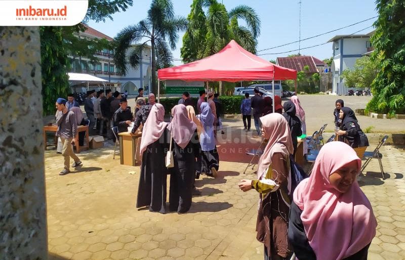 Suasana diluar masjid IPMAFA yang ramai oleh para peserta diskusi Ngaji Kebangsaan.&nbsp;(Inibaru.id/ Rizki Arganingsih) 