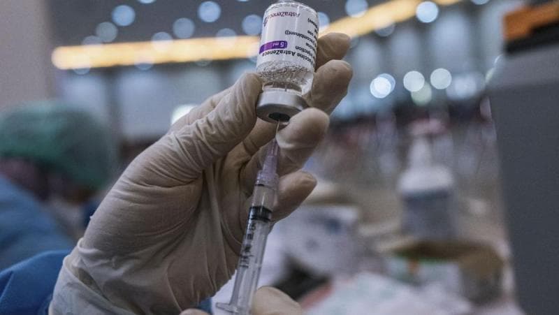 Manfaat vaksinasi dalam melindungi dari paparan Covid-19 jauh lebih besar, dibanding dengan risikonya. (Getty Images/Ulet Ifansasti)