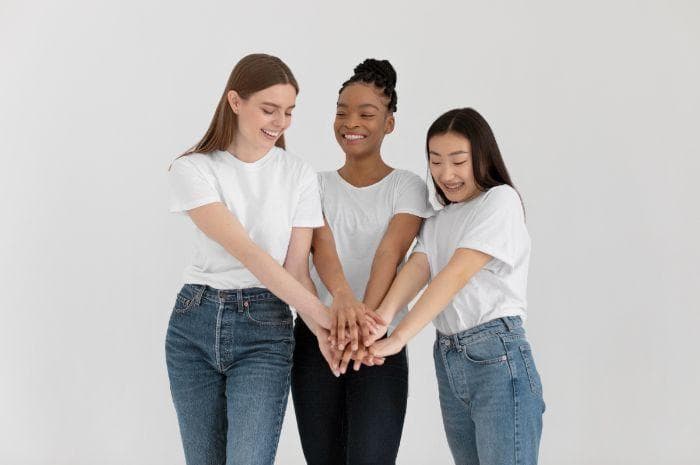 Sesama perempuan sudah seharusnya saling mendukung. (via Popgrid)