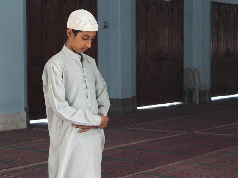 Karena lupa atau hal lain, terkadang kita membaca surat pendek yang sama pada rakaat pertama dan kedua salat. (Wikihow)