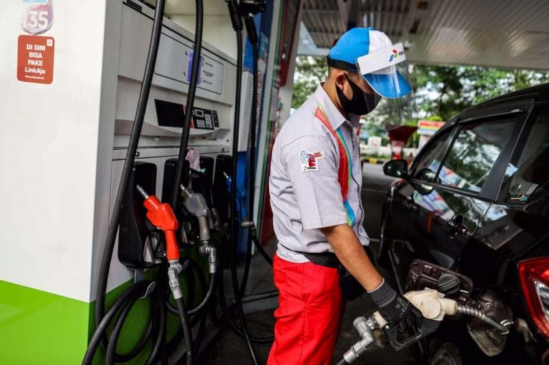 Jika bensin mobil mau habis, sebaiknya segera diisi.(Kompas/Gary Lotulung)