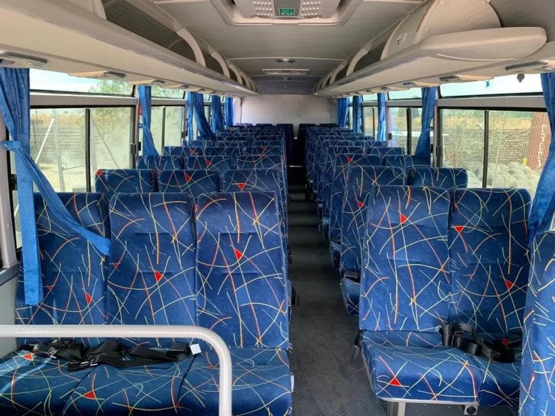 Sayangnya, meski sudah disediakan, banyak penumpang bus nggak memakai sabuk pengaman. (Indonesian.usedtruckbus)